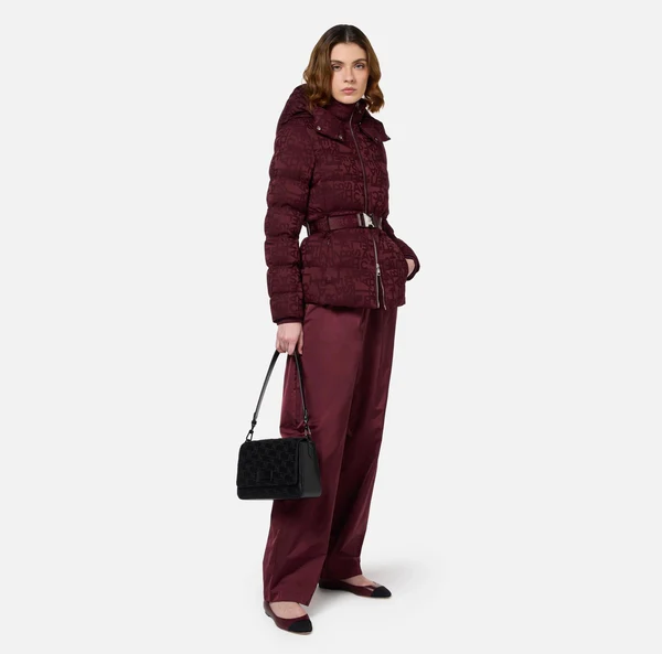 Denim italiano versatile e outfit eleganti per la donna contemporanea