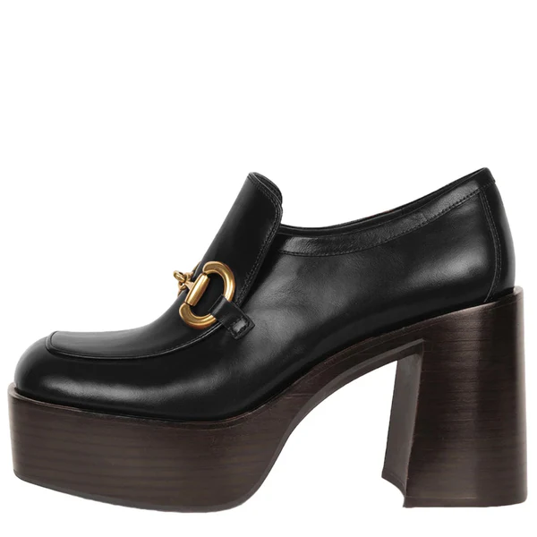 Comfort e tendenza: abbigliamento alla moda e calzature audaci per guardaroba moderni