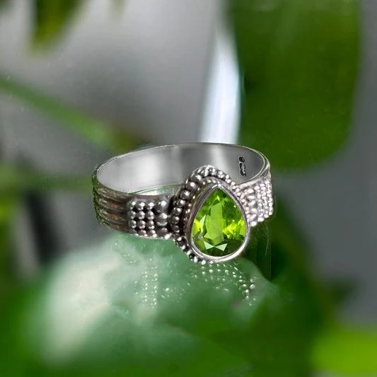 Radiant vs Cushion Cut Diamonds: A Closer Look at Structure, Sparkle, and Selection