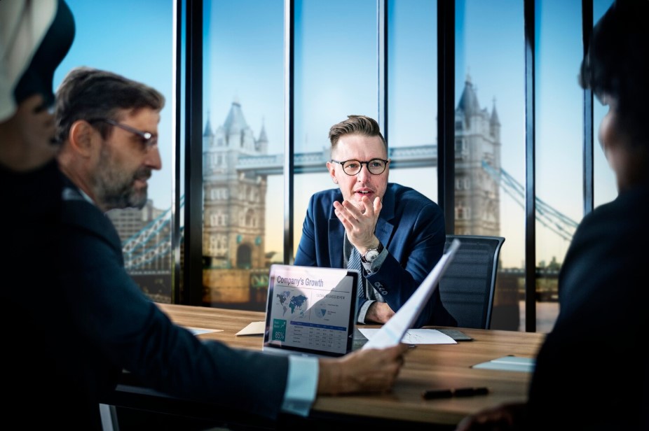 What Are the Advantages of Starting a Service-Based Business in the UAE?