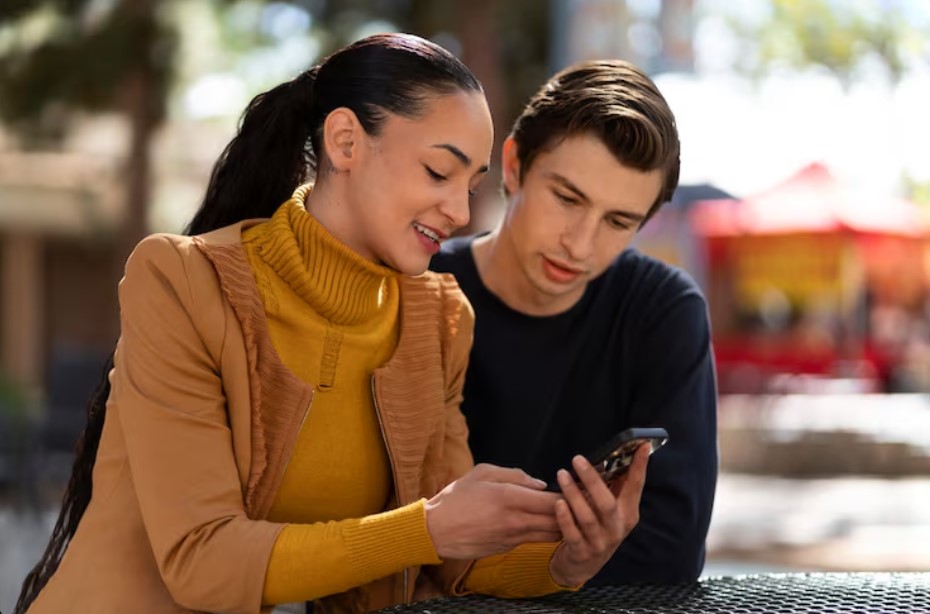 Why Real Conversations Beat Endless Texting For Delhi Daters